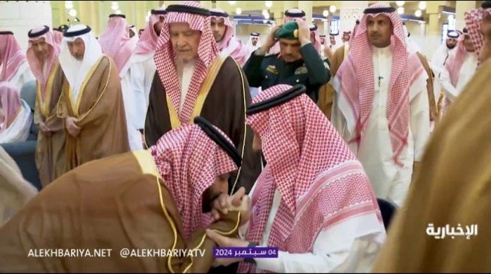 بن سلمان يقبل يد ابن عمه